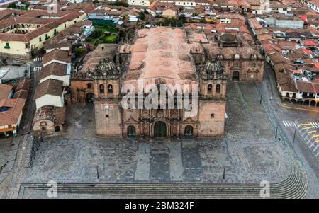 Tagsüber Blick aus der Luft über die Kathedrale von Cusco, auch bekannt als die Kathedrale Basilika der Himmelfahrt der Jungfrau Maria während der Sperrung des Coronavirus. Stockfoto