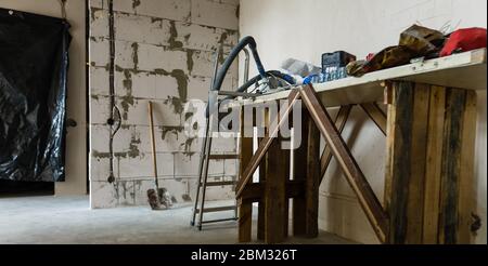 Material für Reparaturen in einer Wohnung ist im Bau, Umbau, Umbau und Renovierung. Wände aus Gipskartonplatten oder Trockenbau. Stockfoto