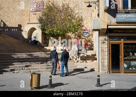 Mann reitet Esel / Maultier in engen Steinstraßen der alten Mardin, Türkei Stockfoto