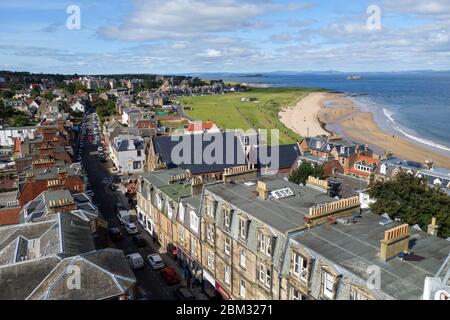 Blick vom Uhrturm der St Andrew Blackadder Church, North Berwick, Blick nach Westen entlang der High Street Stockfoto