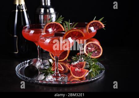 Blutiger Orangensaft-Champagner-Cocktail. Ein köstliches, stilvolles Getränk, das jeder auf Ihrer Party lieben wird Stockfoto