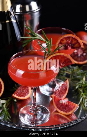 Blutiger Orangensaft-Champagner-Cocktail. Ein köstliches, stilvolles Getränk, das jeder auf Ihrer Party lieben wird Stockfoto