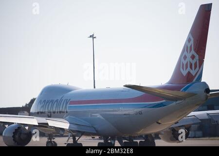 Prestwick, Großbritannien. Mai 2020. Im Bild: Ein Cargolux Boeing 747-800 Frachter Jumbo Jet Flugzeug, das während der erweiterten Coronavirus (COVID-19) Lockdown am Prestwick International Airport landete. Quelle: Colin Fisher/Alamy Live News Stockfoto