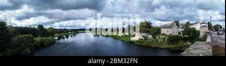 Blick von der Kelso Bridge den Fluss Tweed hinauf. Stockfoto