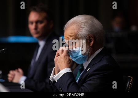 Washington, Usa. Mai 2020. Nicholas Calio, Präsident und CEO von Airlines for America, passt seine Gesichtsmaske während eines Handelsausschusses des Senats auf dem Capitol Hill in Washington, DC, auf den Zustand der Luftfahrtindustrie und die Auswirkungen der Coronavirus-Pandemie an. Pool Foto von Graeme Jennings/UPI Quelle: UPI/Alamy Live News Stockfoto