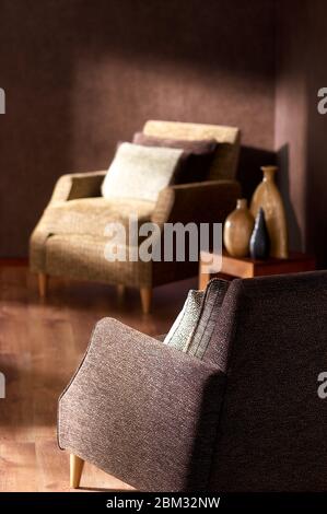Ein Schuss brauner Sessel mit Kissen im modernen Wohnzimmer Stockfoto