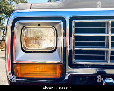 Detail von Oldtimer, Frontansicht. Scheinwerfer, Drehlicht und Chromgrill des historischen amerikanischen SUV. Amerikanische Erinnerungsstücke und Autosammler. Stockfoto