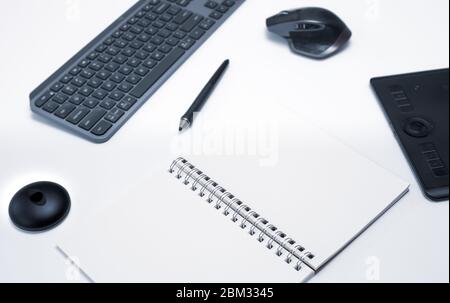 Moderner Schreibtisch mit Tastatur, Stift, Maus und Grafiktisch. Kreative Person, die in der Werbung von zu Hause aus mit Kopierraum arbeitet Stockfoto