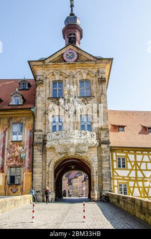 Die gut erhaltene Altstadt Bambergs umfasst drei historische Stadtteile – die Bischofsstadt, die Inselstadt und die Marktgärtnerstadt. Stockfoto