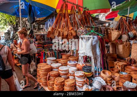 Touristen besuchen den Ubud Markt oder bekannt als Ubud Art Market Stockfoto