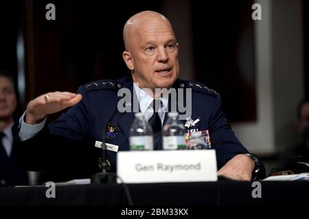 Washington, Usa. Mai 2020. General John Raymond, Chef der Space Operations, U.S. Space Force macht eine Eröffnungserklärung während einer Anhörung des Armed Services Committee des Senats am Mittwoch, 6. Mai 2020, um die nationalen Sicherheitsauswirkungen der Federal Communications Commission der L-Band-Spektrum-Genehmigung für Ligado Networks zu diskutieren. Pool Foto von Greg Nash/UPI Quelle: UPI/Alamy Live News Stockfoto