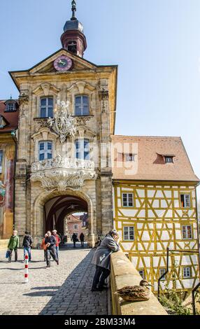 Die gut erhaltene Altstadt Bambergs umfasst drei historische Stadtteile – die Bischofsstadt, die Inselstadt und die Marktgärtnerstadt. Stockfoto