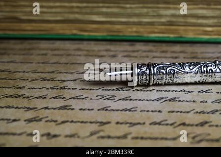 Viersen, Deutschland - Mai .6. 2020: Makro Nahaufnahme von Retro-Tintenstift, altes Vintage-Papier mit handgeschriebenem Text Stockfoto