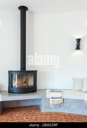 Modernes, gemütliches Wohnzimmer mit Kamin. Handtuch. Lampe. Stockfoto