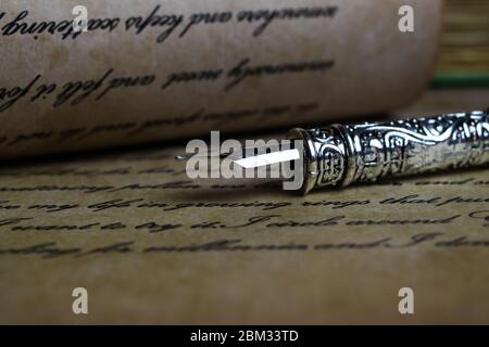 Viersen, Deutschland - Mai .6. 2020: Makro Nahaufnahme von Retro-Tintenstift, altes Vintage-Papier mit handgeschriebenem Text Stockfoto