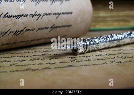 Viersen, Deutschland - Mai .6. 2020: Makro Nahaufnahme von Retro-Tintenstift, altes Vintage-Papier mit handgeschriebenem Text Stockfoto