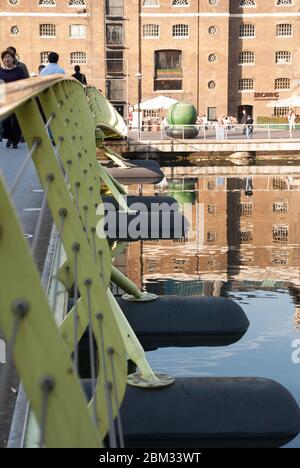 Fluoreszierende Schwimmbrücke West India Quay, London, E14 von Jan Kaplicky Amanda Levete Future Systems Architects Stockfoto