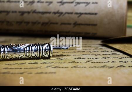 Viersen, Deutschland - Mai .6. 2020: Makro Nahaufnahme von Retro-Tintenstift, altes Vintage-Papier mit handgeschriebenem Text Stockfoto