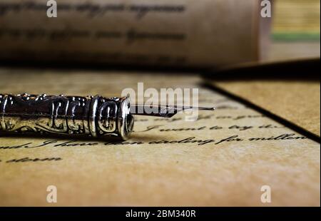 Viersen, Deutschland - Mai .6. 2020: Makro Nahaufnahme von Retro-Tintenstift, altes Vintage-Papier mit handgeschriebenem Text Stockfoto