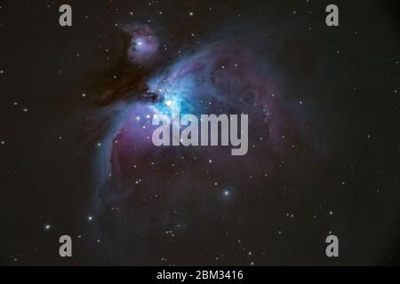 Wunderschöne Nebel im Sternbild Orion genannt Orionnebel und Laufmann Nebel. Lange ISO-Belichtung mit Kamera und lange Stockfoto