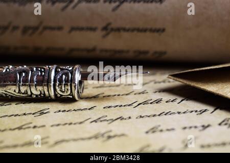 Viersen, Deutschland - Mai .6. 2020: Makro Nahaufnahme von Retro-Tintenstift, altes Vintage-Papier mit handgeschriebenem Text Stockfoto