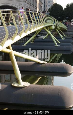 Fluoreszierende Schwimmbrücke West India Quay, London, E14 von Jan Kaplicky Amanda Levete Future Systems Architects Stockfoto