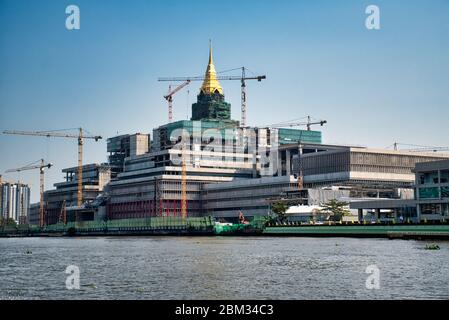 Bangkok, Thailand 01,04,2020: Neuer Parlamentskomplex Thailands am Ufer des Chao Phraya River im Bau Stockfoto