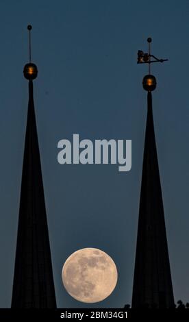 Berlin, Deutschland. Mai 2020. Der Vollmond ist zwischen den Türmen der Nikolaikirche zu sehen. Quelle: Paul Zinken/dpa-zb-Zentralbild/dpa/Alamy Live News Stockfoto