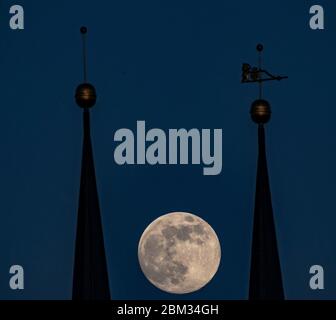 Berlin, Deutschland. Mai 2020. Der Vollmond ist zwischen den Türmen der Nikolaikirche zu sehen. Quelle: Paul Zinken/dpa-zb-Zentralbild/dpa/Alamy Live News Stockfoto