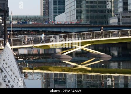 Fluoreszierende Schwimmbrücke West India Quay, London, E14 von Jan Kaplicky Amanda Levete Future Systems Architects Stockfoto