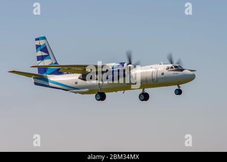 Vulkan Air Antonov an-26 Transportflugzeug UR-CQE landet am Flughafen London Southend während der COVID-19 Coronavirus-Sperre von Zürich als Flug VKA143 Stockfoto