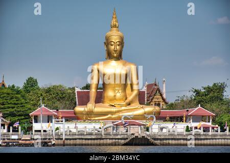 Ein riesiger goldener Buddha in Maravijaya Attitude ist eine Haltung Buddhas in thailändischer Kunst, von der der sitzende Buddha seine Hand in die entspannte Haltung legt Stockfoto