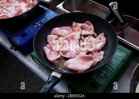Speck und Eier werden in Crawley, West Sussex, Großbritannien gekocht. Stockfoto