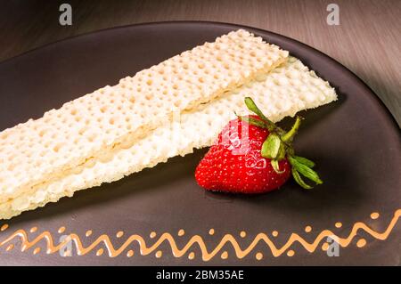 Frische Erdbeere und diabetische Diät-Knirschen - knusprige Waffelknusprenbrot aus Weizen, Textur Stockfoto