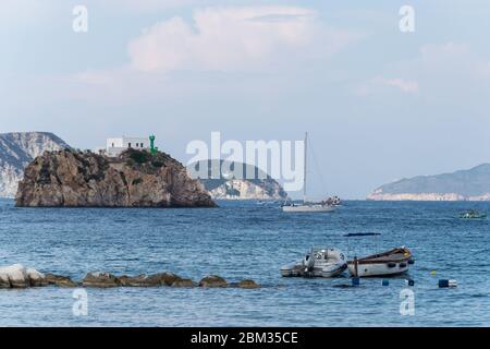 Panorama der Bucht vor dem Hafen von Ponza Stockfoto