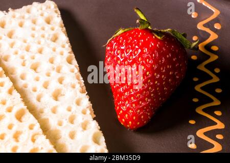 Frische Erdbeere und diabetische Diät-Knirschen - knusprige Waffelknusprenbrot aus Weizen, Textur Stockfoto