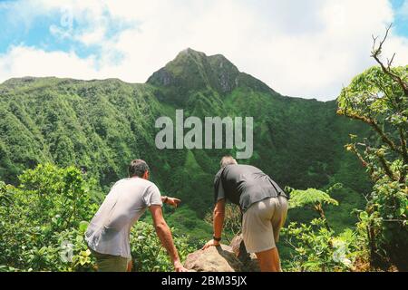 Zwei Männer, die auf das Bergtal schauen. Schöne natürliche Sommerlandschaft Stockfoto