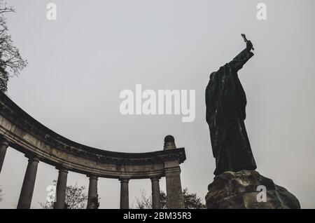 Budapest, Ungarn - 6. November 2019: Denkmal des Gerards von Csanad. Gerard oder Gerard Sagredo, der erste Bischof von Csanad im Königreich Ungarn. Statue mit Kreuz in der rechten Hand. Bogen, Säulen. Stockfoto