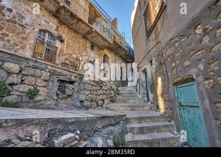 Enge Gassen von Mardin und alte traditionelle Steinhäuser. Aufgenommen in der Region Artukluu in Mardin, Türkei. Stockfoto