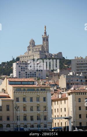 Die wunderschöne Kirche Notre-Dame de La Garde steht auf einem Hügel im wunderschönen Marseille, Frankreich Stockfoto