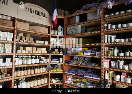 Ein handgefertigtes Seifengeschäft voller wunderbarer Düfte in der Hafenstadt Marseille, Frankreich Stockfoto