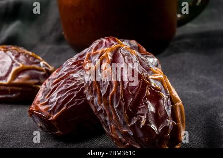 Große Luxus getrocknete Datzenfrucht auf der dunklen Oberfläche, kurma ramadan kareem Konzept, Nahaufnahme. Stockfoto