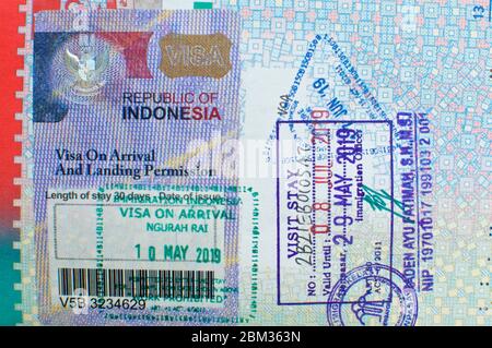 Ubud, Bali, Indonesien - 25. Juni 2019 : Nahaufnahme eines indonesischen Visums bei Ankunft Aufkleber mit Briefmarken der Einreise von Bali Ngurah Rai International Stockfoto