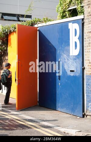 1B Modern Contemporary House Orange Blue Doors Balkon Liverpool Street Hackney Shoreditch East London City Stockfoto