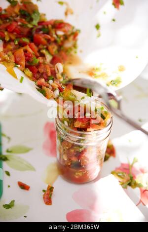 Hausgemachte Pico de gallo Salsa frisch im Freien im Sommer Stockfoto