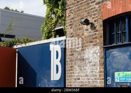 1B Modern Contemporary House Orange Blue Doors Balkon Liverpool Street Hackney Shoreditch East London City Stockfoto