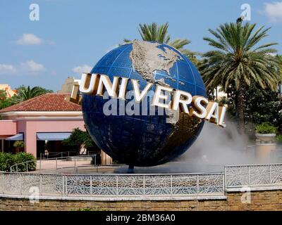 Orlando, Florida, USA - 8. April 2009 : großer, drehbarer Universal Studio Logo Handschuh im berühmten Themenpark in Orlando Stockfoto