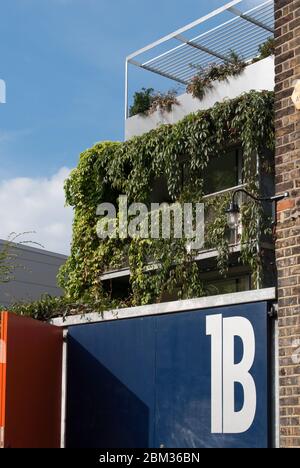 1B Modern Contemporary House Orange Blue Doors Balkon Liverpool Street Hackney Shoreditch East London City Stockfoto