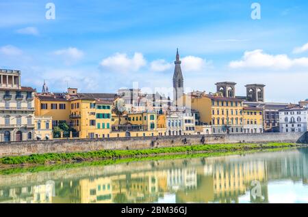 Die Altstadt von Florenz, Toskana, Italien am Fluss Arno gelegen. Spiegelung der Gebäude im Wasser. Historisches Zentrum. Sonniger Tag. Horizontales Foto. Stockfoto