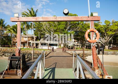 Palmen schwingen im Wind in einem Resort auf der tropischen Insel Fidschi Stockfoto